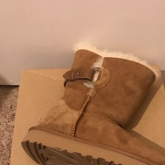 SOLD - New with tags, size 6 Ugg Boots - Picture 3 of 6